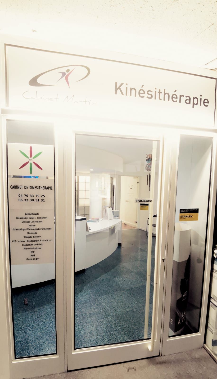 L’entrée du cabinet de kinésithérapie, faubourg Reclus